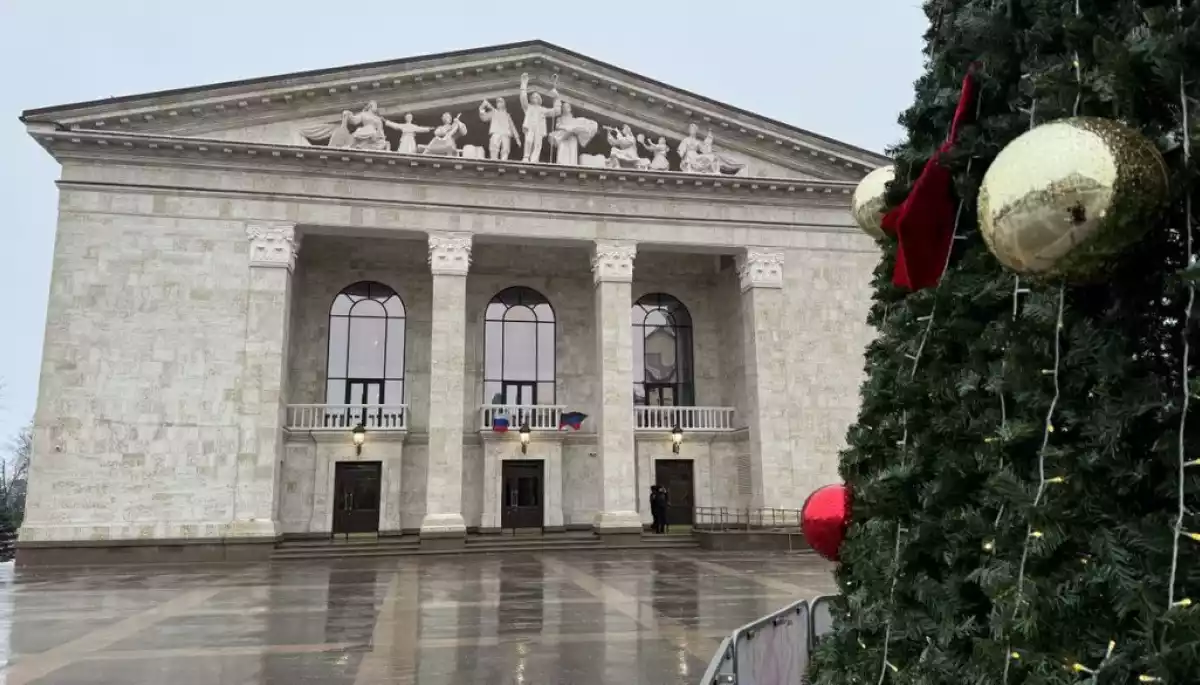 Російські окупанти відкрили драмтеатр у Маріуполі, який вони розбомбили у 2022 році