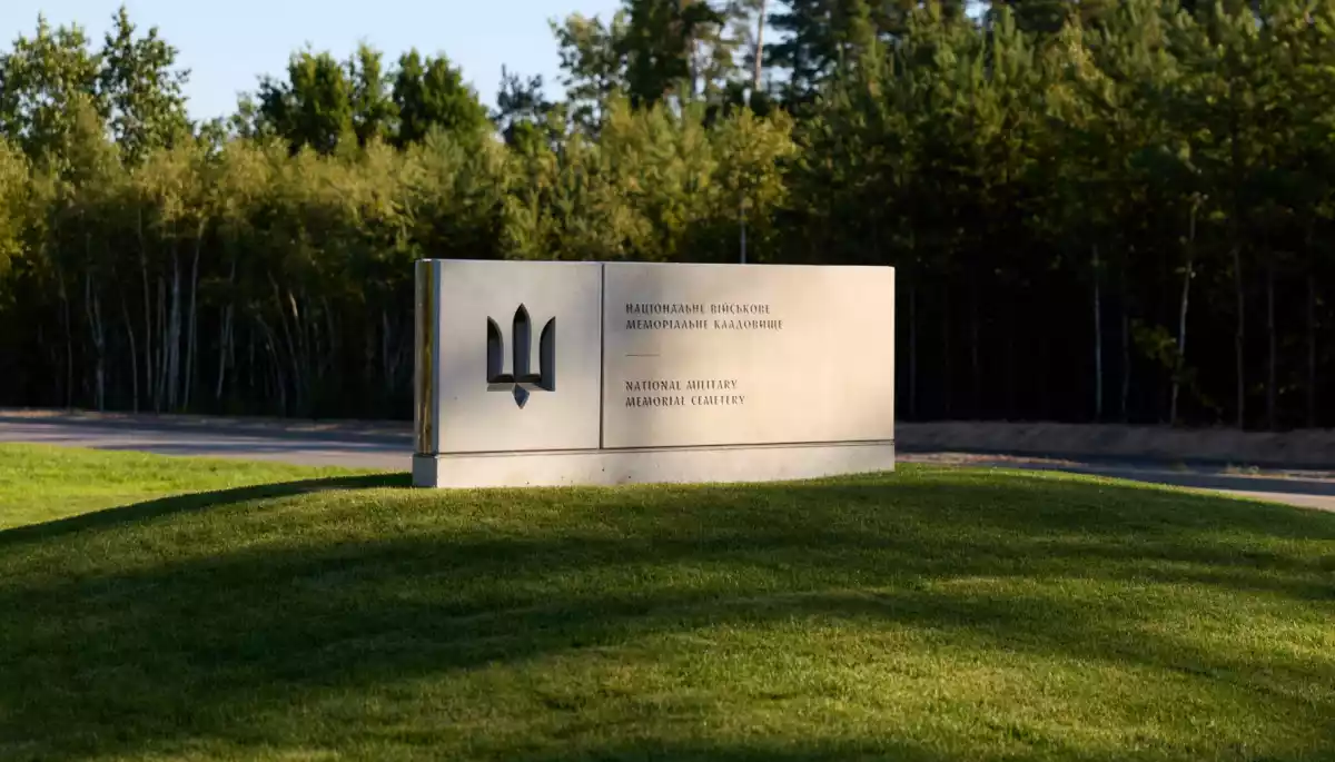 Меморіальне кладовище заявило, що не погоджує свої кадрові рішення з Мінветеранів