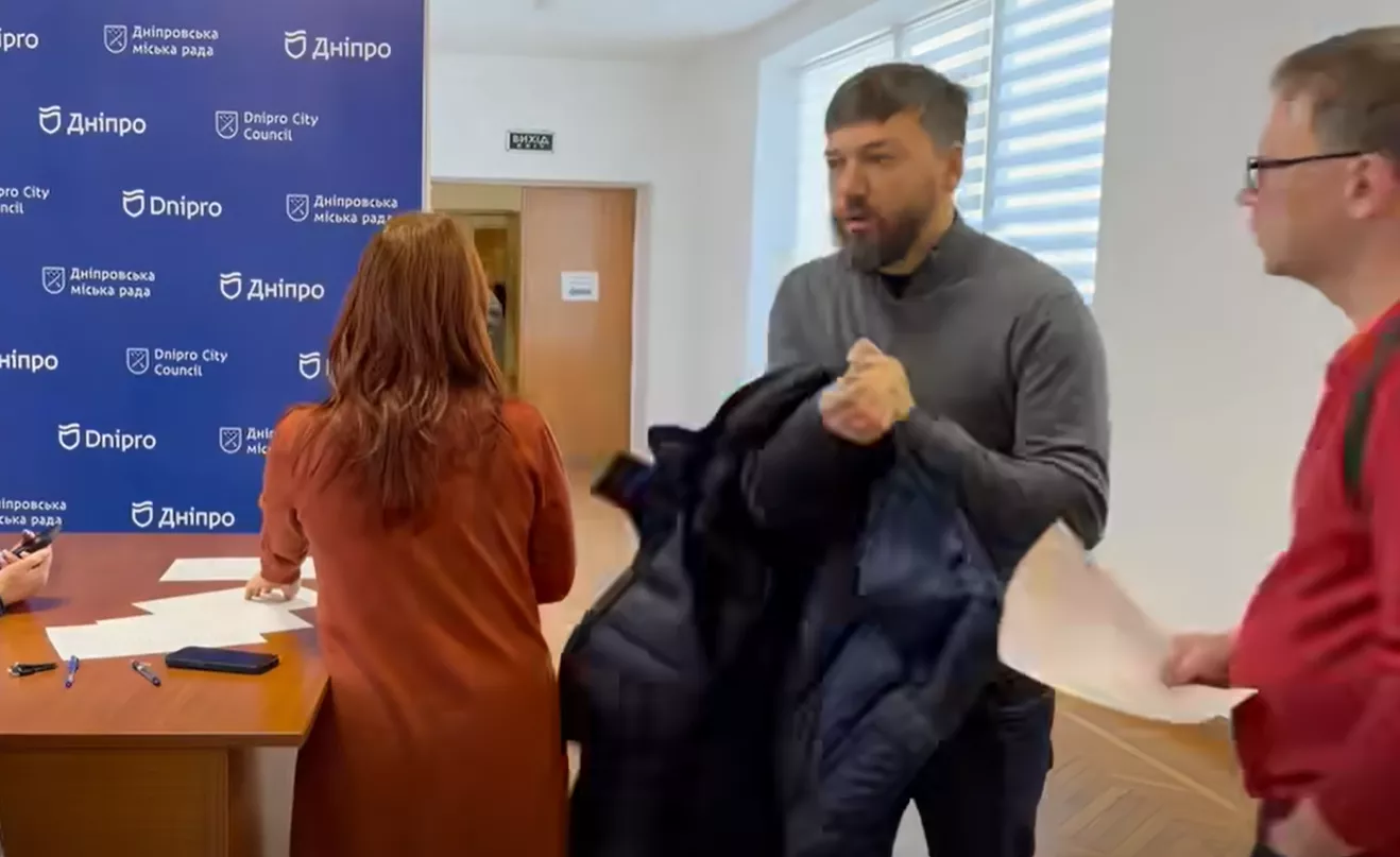 У Дніпрі депутат міськради штовхнув телефон журналіста, коли той намагався взяти коментар