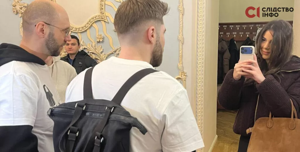 Дочка екссудді Вовка ображала журналістів перед судовим засіданням, — «Слідство.Інфо»