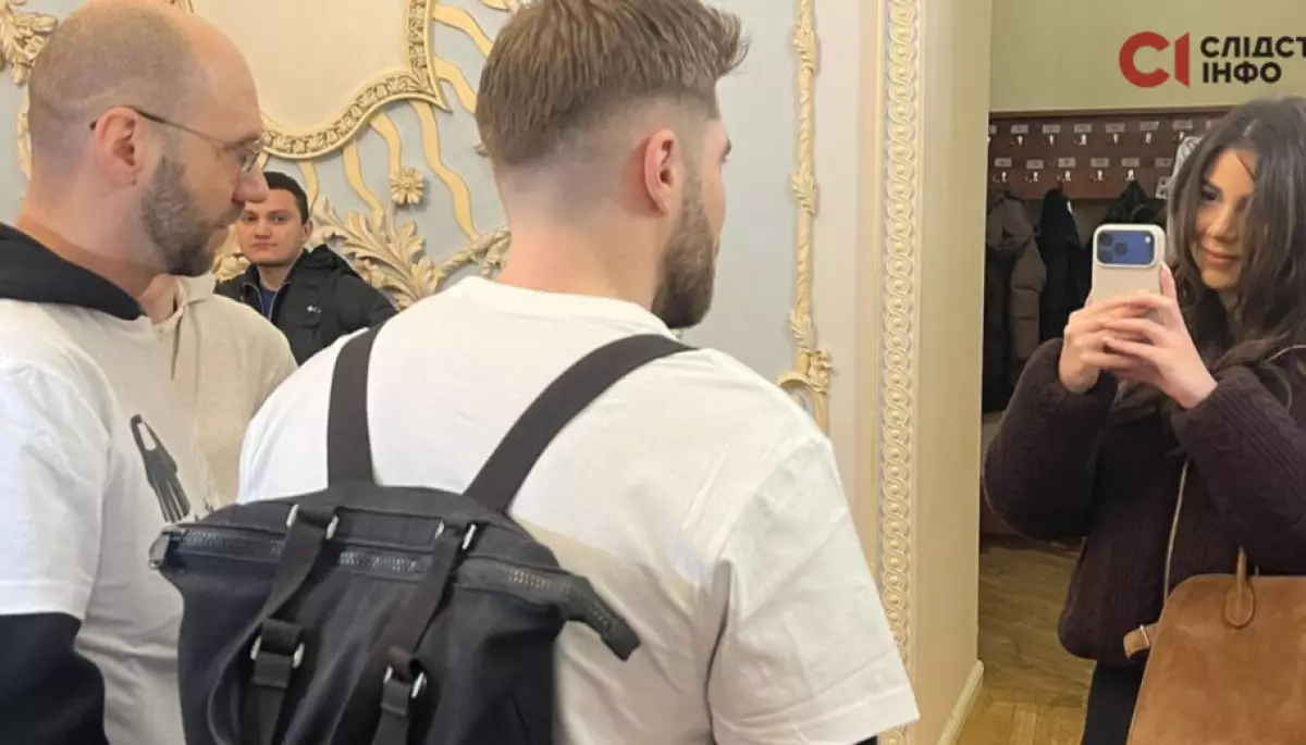 Дочка екссудді Вовка ображала журналістів перед судовим засіданням, — «Слідство.Інфо» Дочка екссудді Вовка ображала журналістів перед судовим засіданням, — «Слідство.Інфо»