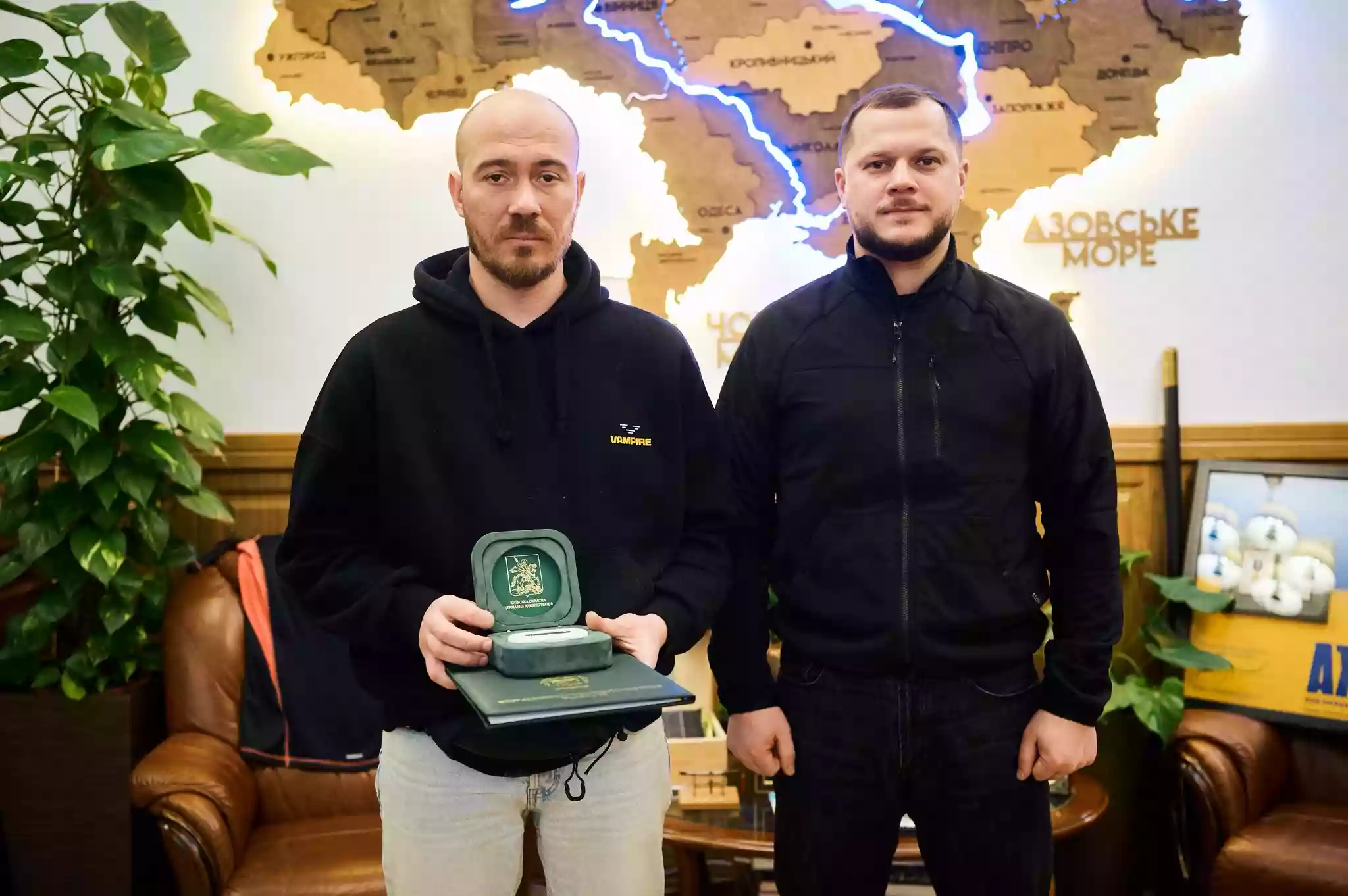 Журналіст, який врятував дитину під час російської атаки, отримав відзнаку від очільника Київщини