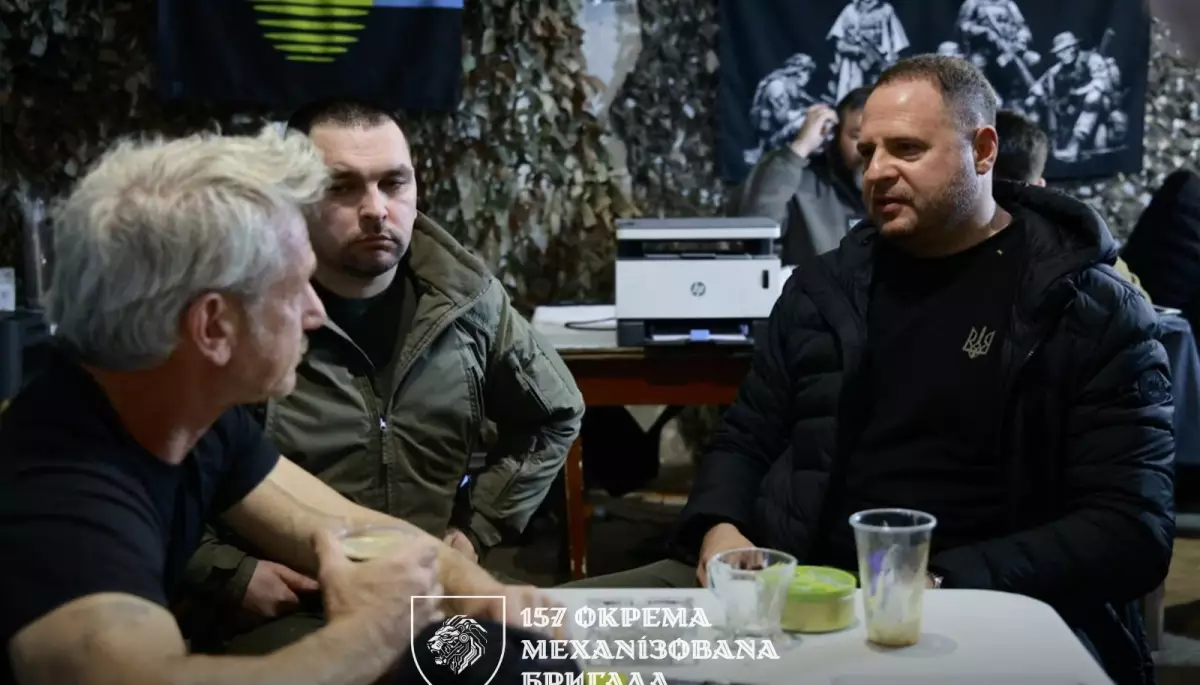 Шон Пенн відвідав українських військових на Донеччині. Разом з ним був Андрій Єрмак