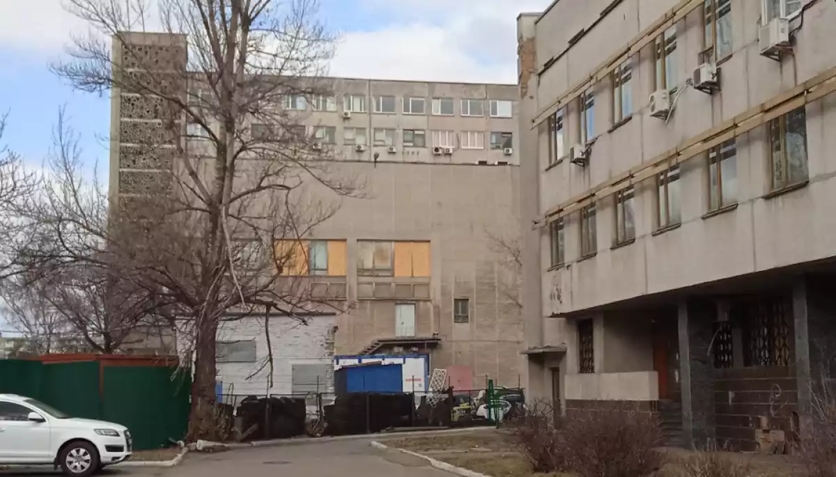 Без опалення, з пошкодженим дахом і аварійними мережами. Як Книжкова палата України намагається зберегти свої фонди