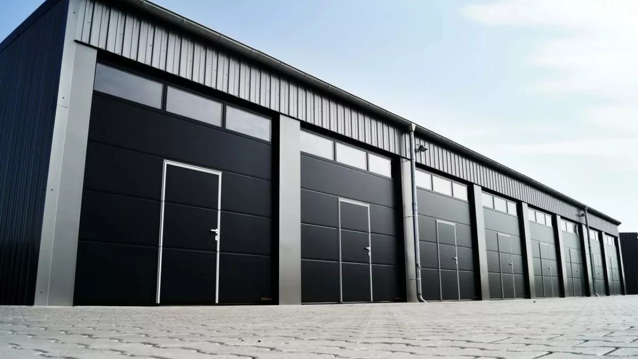 Що таке промислові секційні ворота?