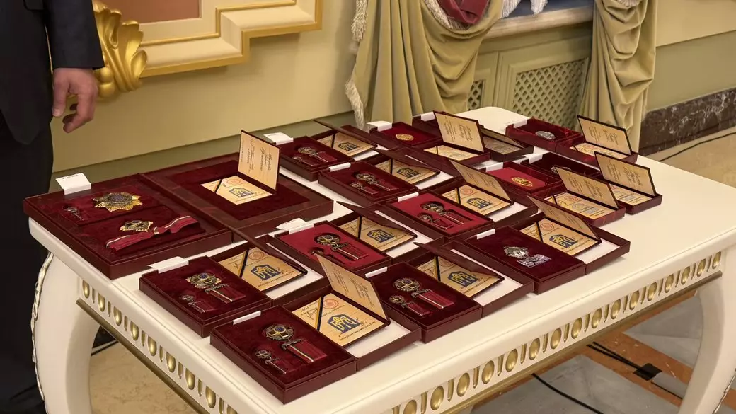 Президент відзначив державними нагородами медійників Акіма Галімова та Наджіє Аметову
