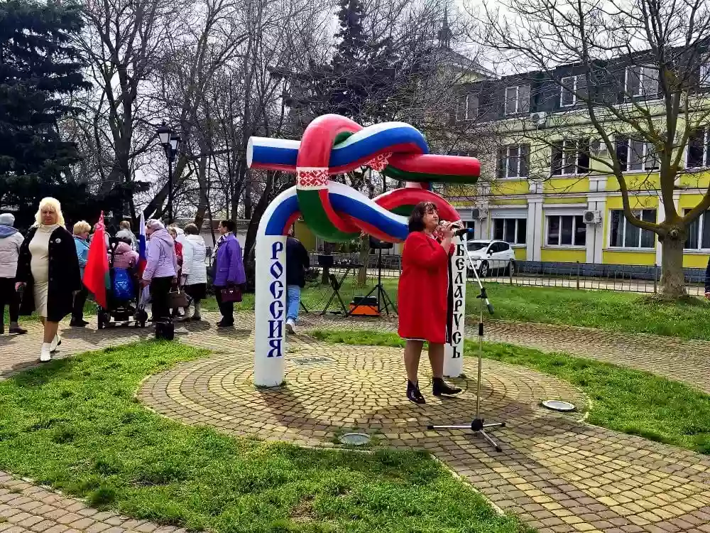 Росіяни замінили Україну на Білорусь в артоб’єкті на честь дружби народів у Керчі