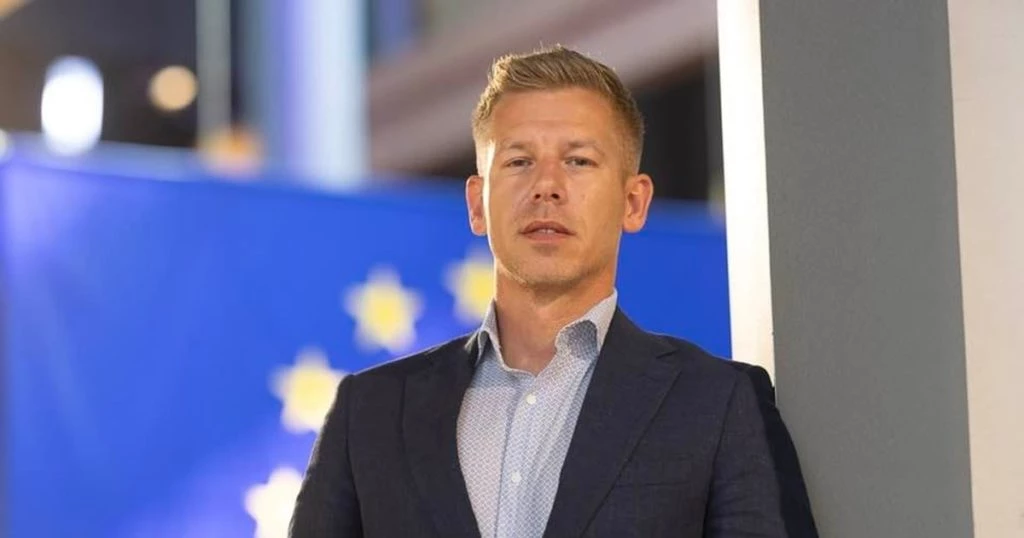 «Дозвольте привітати роспропаганду». Мадяр звернувся до кореспондента з Росії з трибуни мітингу в Угорщині