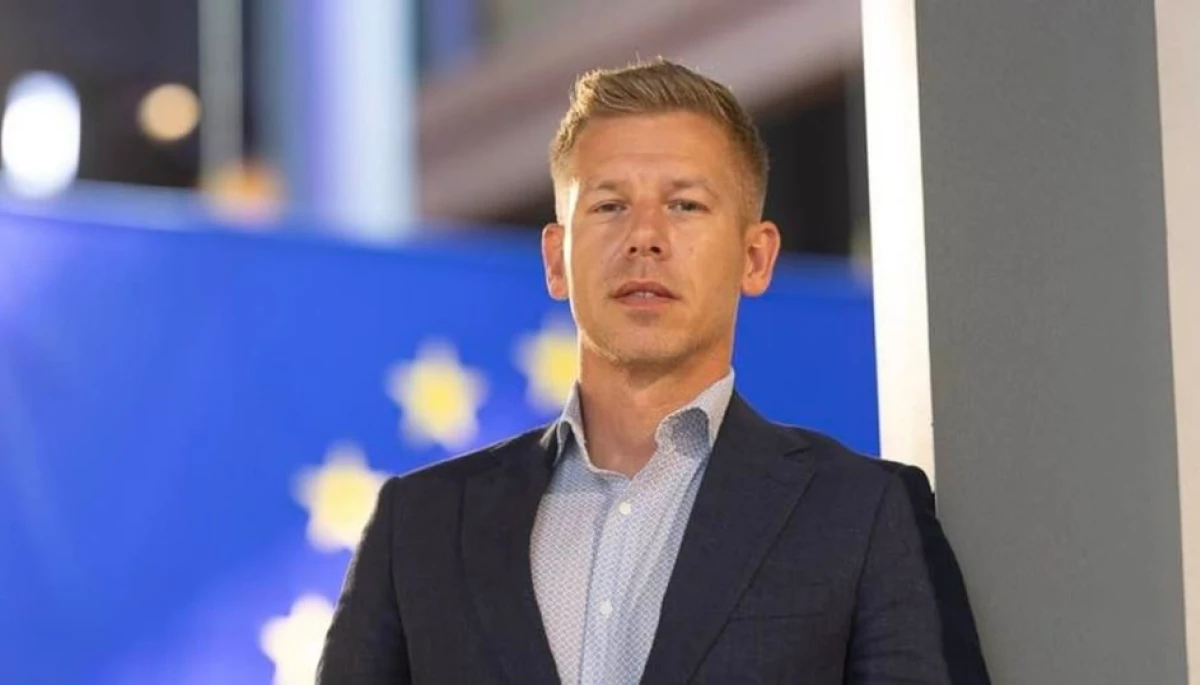 «Дозвольте привітати роспропаганду». Мадяр звернувся до кореспондента з Росії з трибуни мітингу в Угорщині