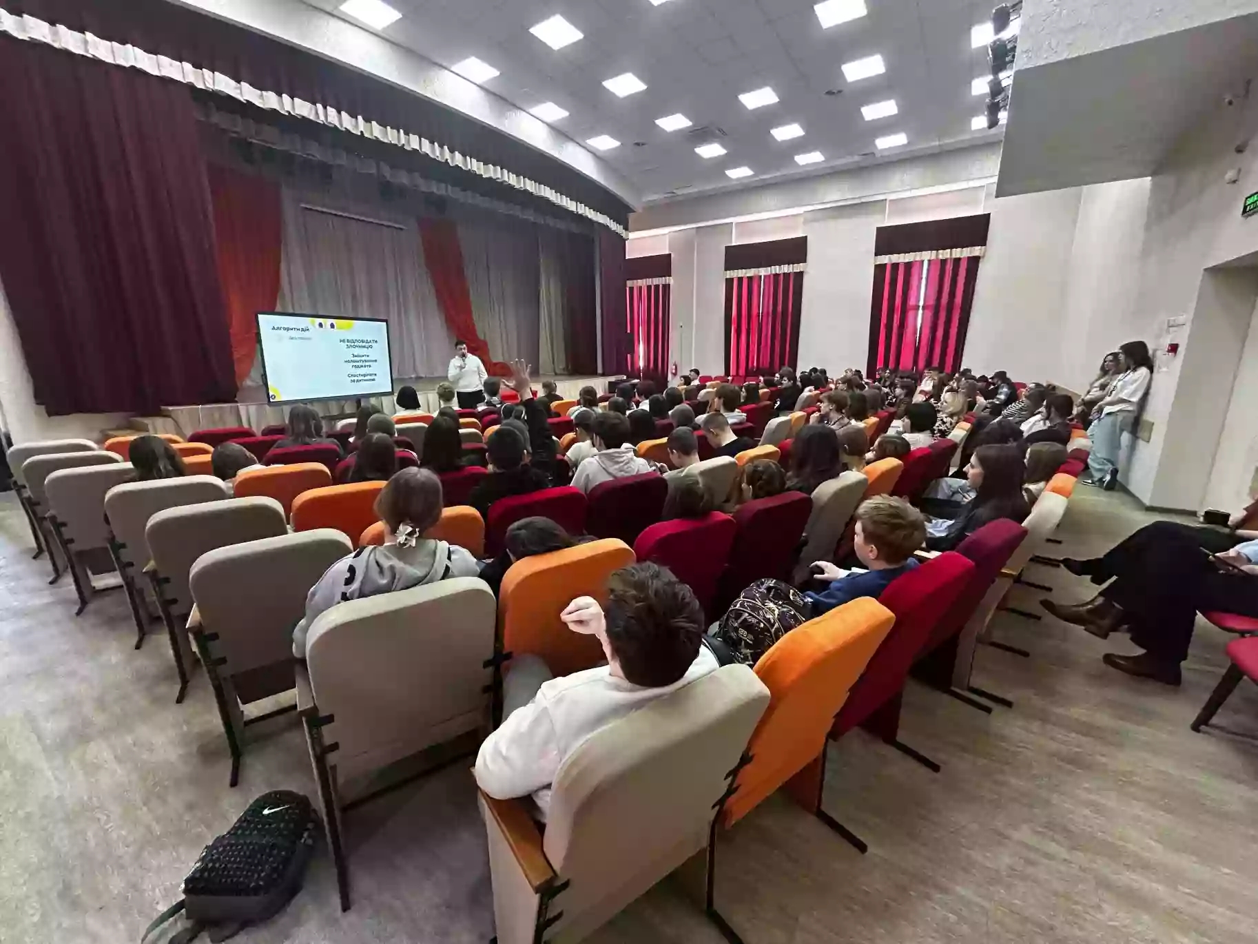 Діти навчають дітей: 100 підлітків Київщини готуються проводити уроки з онлайн-безпеки