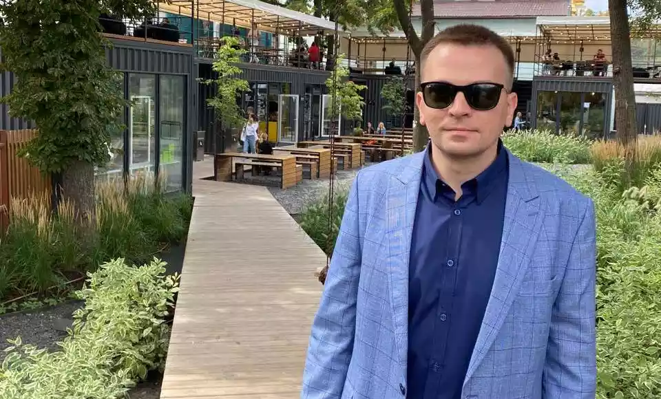 Радіожурналіст з порушенням зору Володимир Носков став співведучим відеоподкасту &laquo;Місто на рівних&raquo;