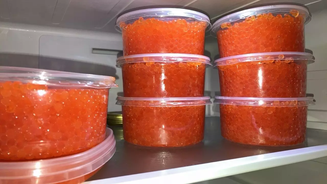 Червона ікра: користь, поради щодо вибору та подачі до столу