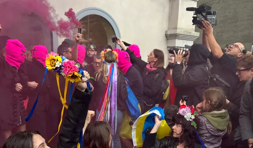 Активісти Femen та Pussy Riot провели акцію протесту біля російського павільйону на Венеційській бієнале