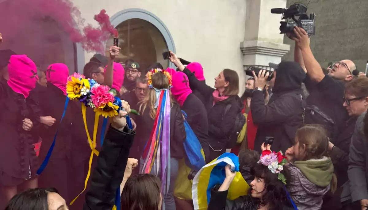 Активісти Femen та Pussy Riot провели акцію протесту біля російського павільйону на Венеційській бієнале