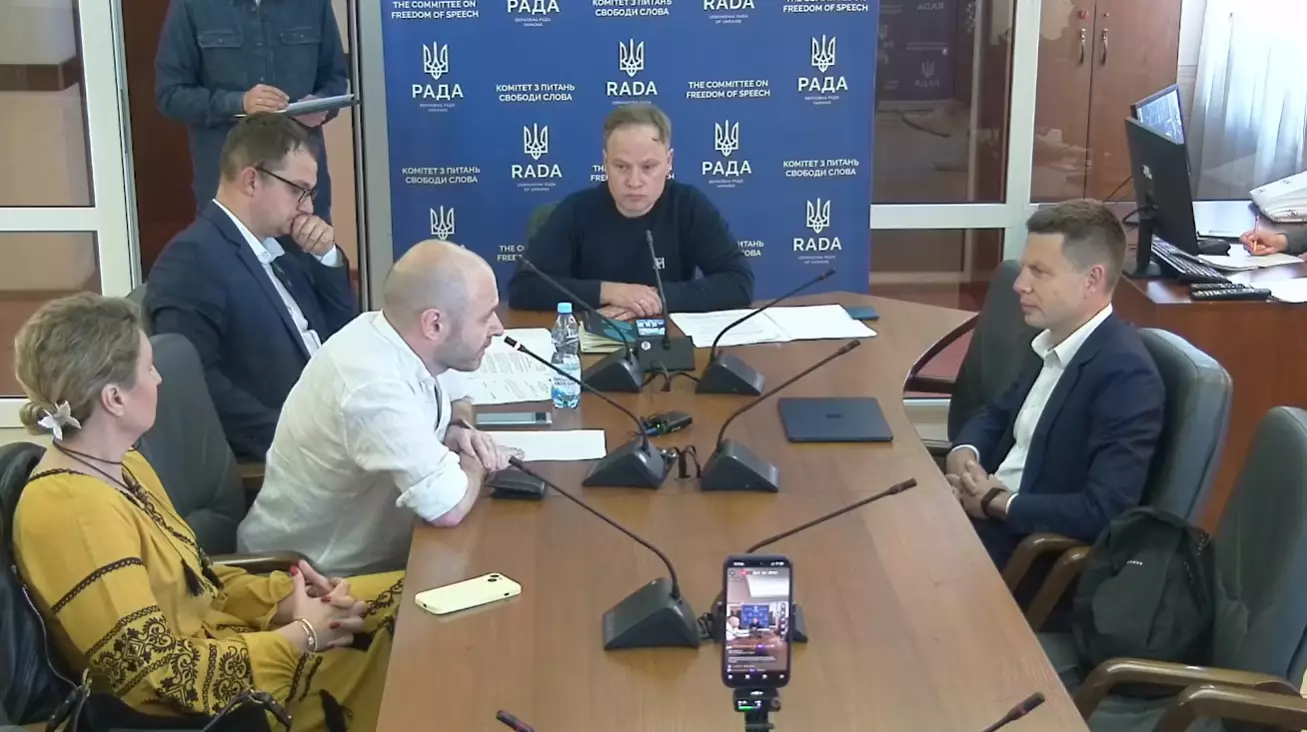 Комітет свободи слова передав до етичного комітету скаргу Мокрика на Гончаренка. Журналіст заявив, що депутат розкрив його місце проживання
