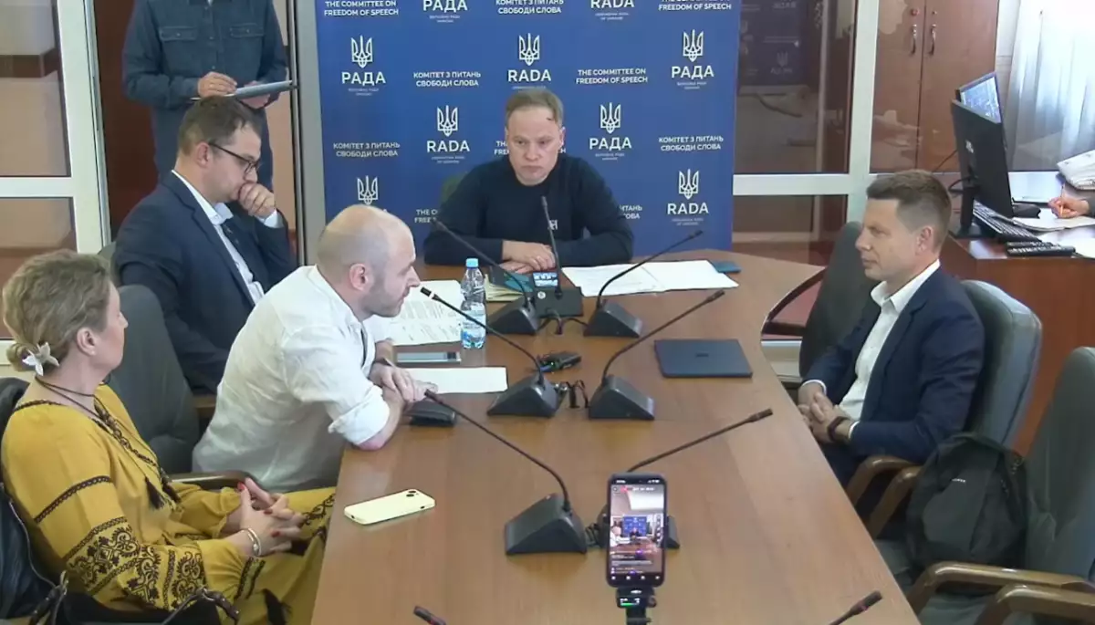 Комітет свободи слова передав до етичного комітету скаргу Мокрика на Гончаренка. Журналіст заявив, що депутат розкрив його місце проживання