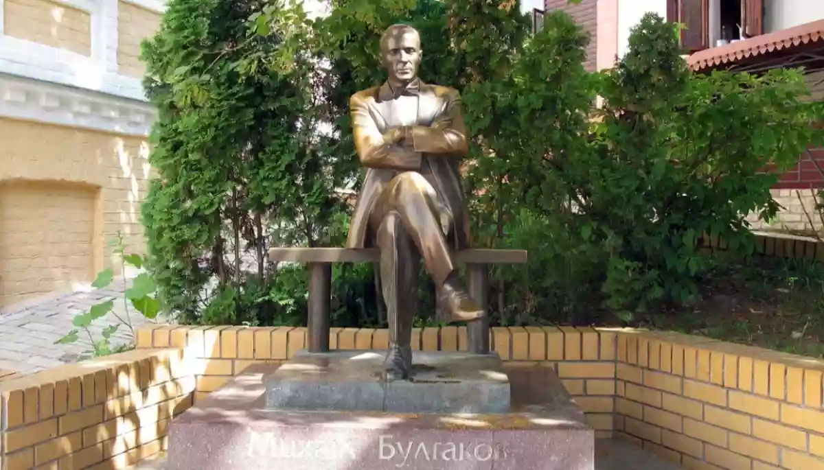 Демонтований у Києві пам&rsquo;ятник Булгакову передали на зберігання доньці скульптора Миколи Рапая