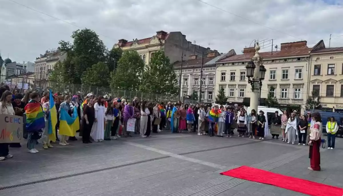 У Львові пройшов «ЛьвівПрайд» за визнання ЛГБТ-сімей та проти нового Цивільного кодексу У Львові пройшов «ЛьвівПрайд» за визнання ЛГБТ-сімей та проти нового Цивільного кодексу