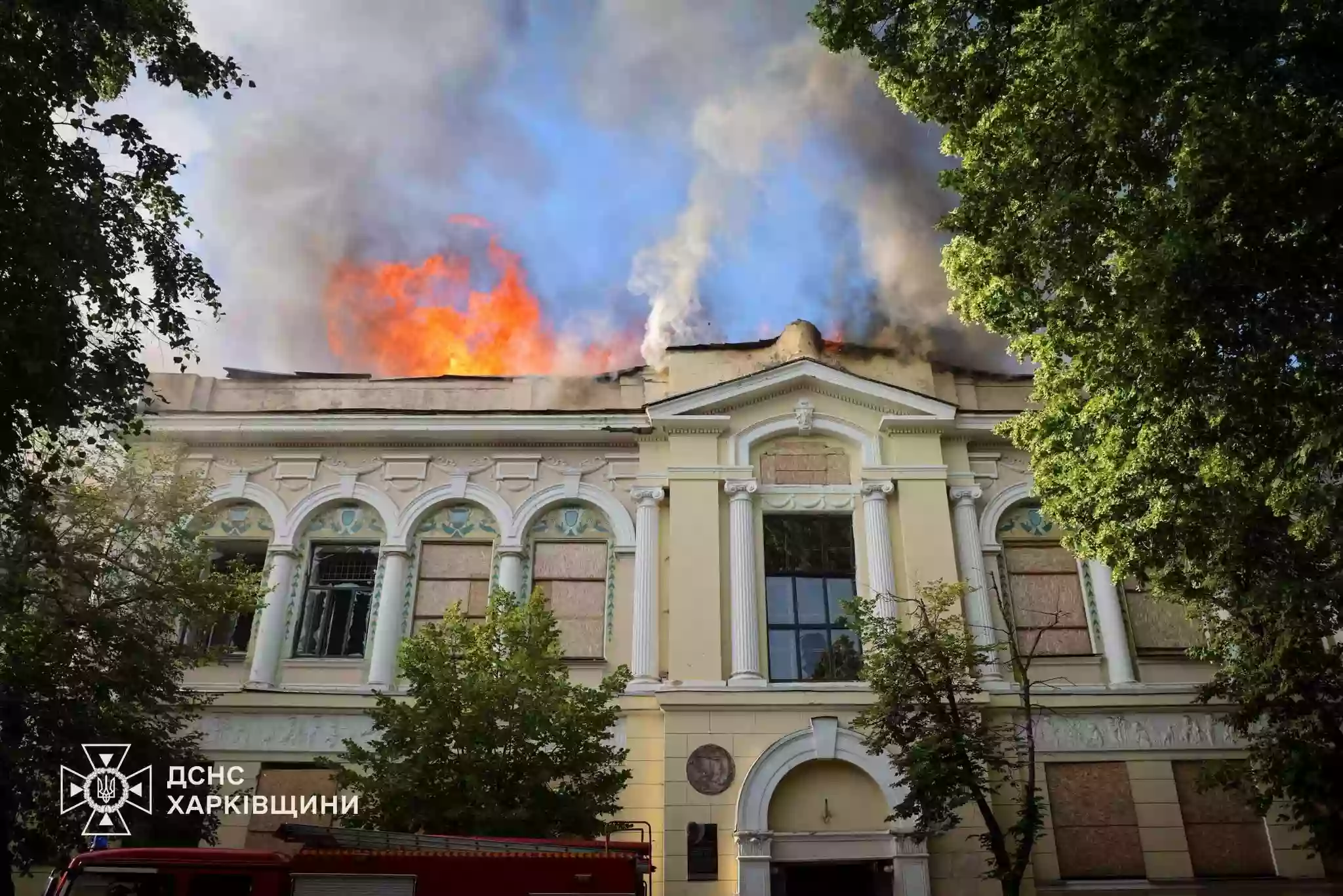 Росіяни поцілили у Харківський художній музей, спалахнула пожежа