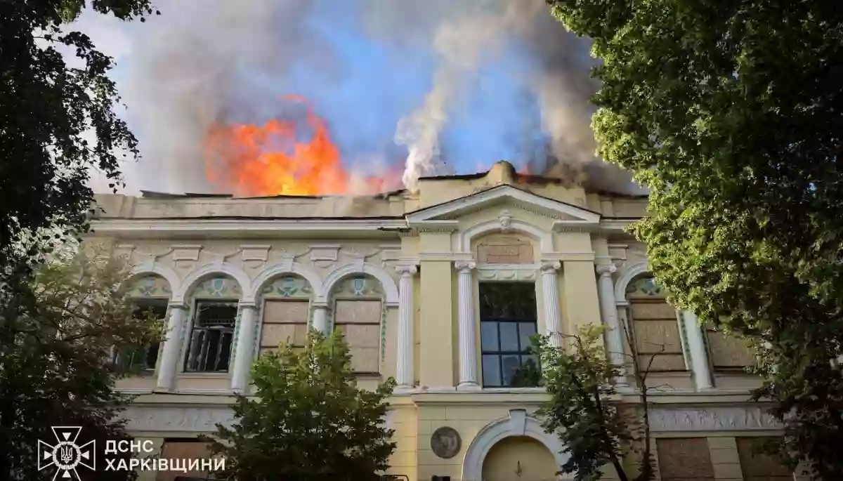 Росіяни поцілили у Харківський художній музей, спалахнула пожежа