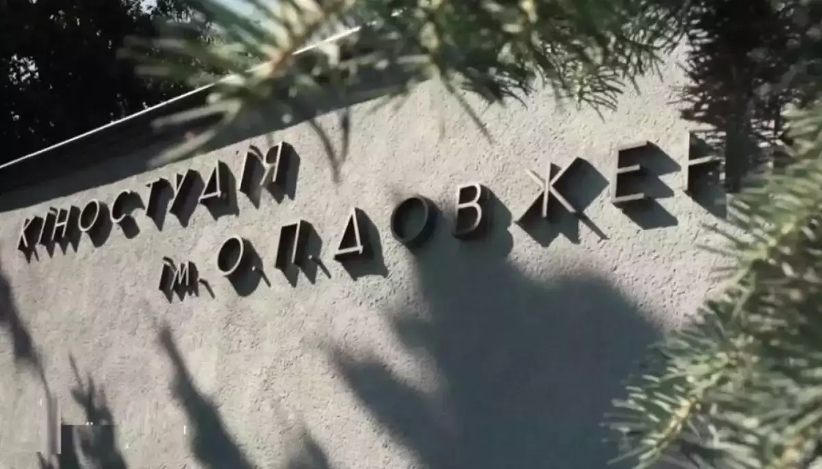 Після російського удару по кіностудії Довженка врятували архів із 600 фільмів