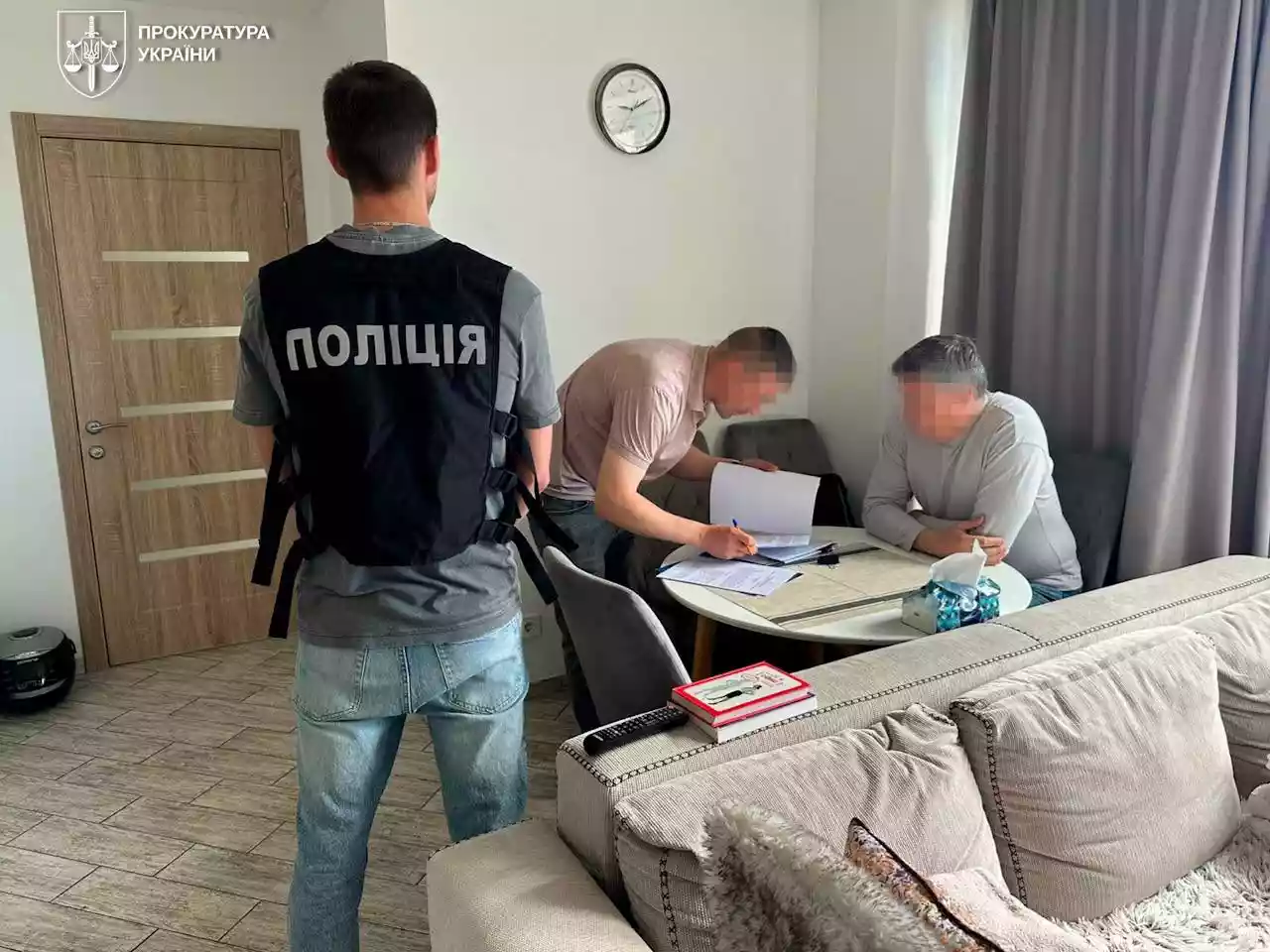 Ексміністр культури підозрюється у сприянні втечі чоловіків за кордон під виглядом музичних гастролей
