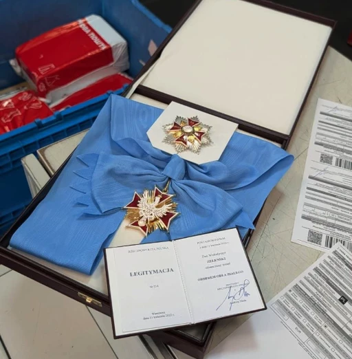 Зеленський відправив поштою орден Білого Орла президенту Польщі