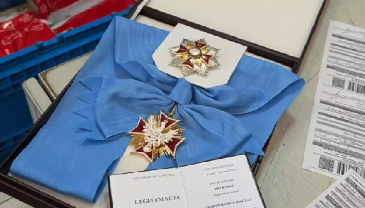 Зеленський відправив поштою орден Білого Орла президенту Польщі