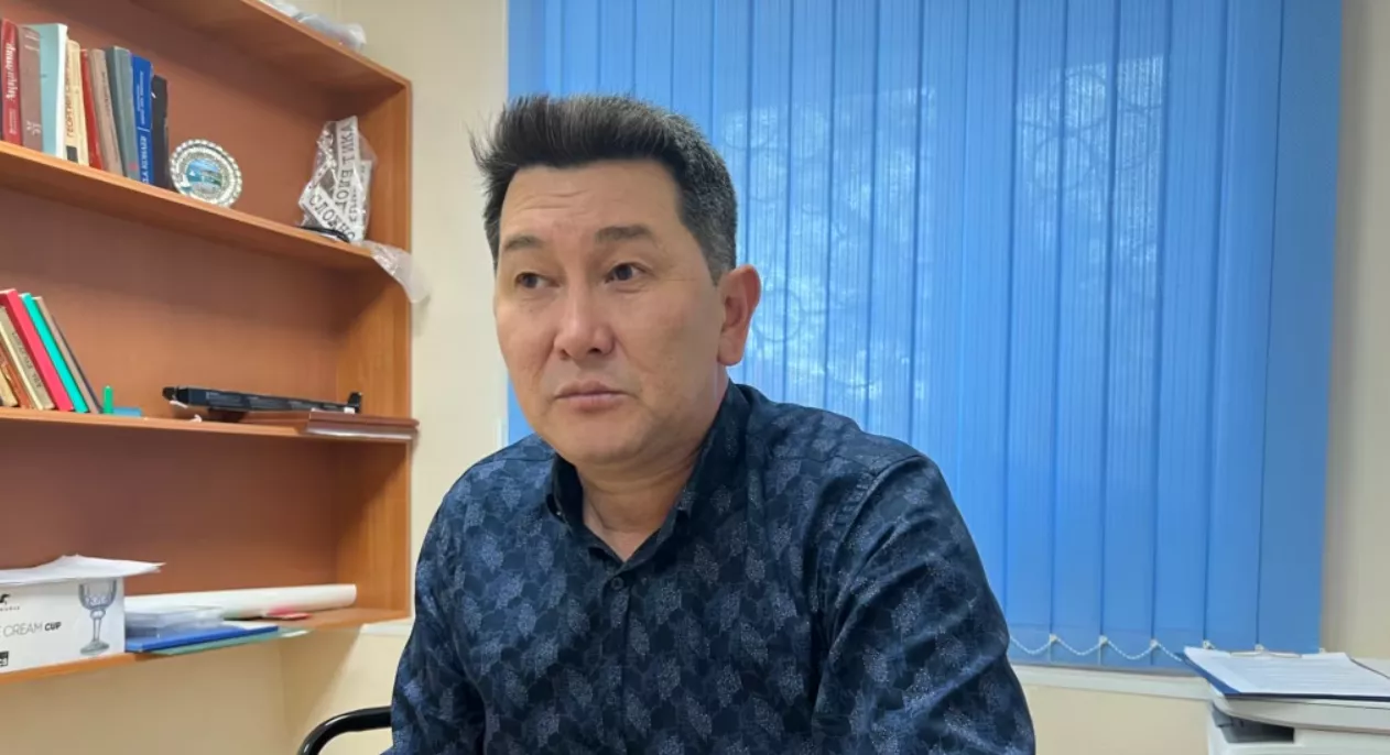 У Казахстані поліція на кілька годин затримала незалежного журналіста Лукпана Ахмедьярова