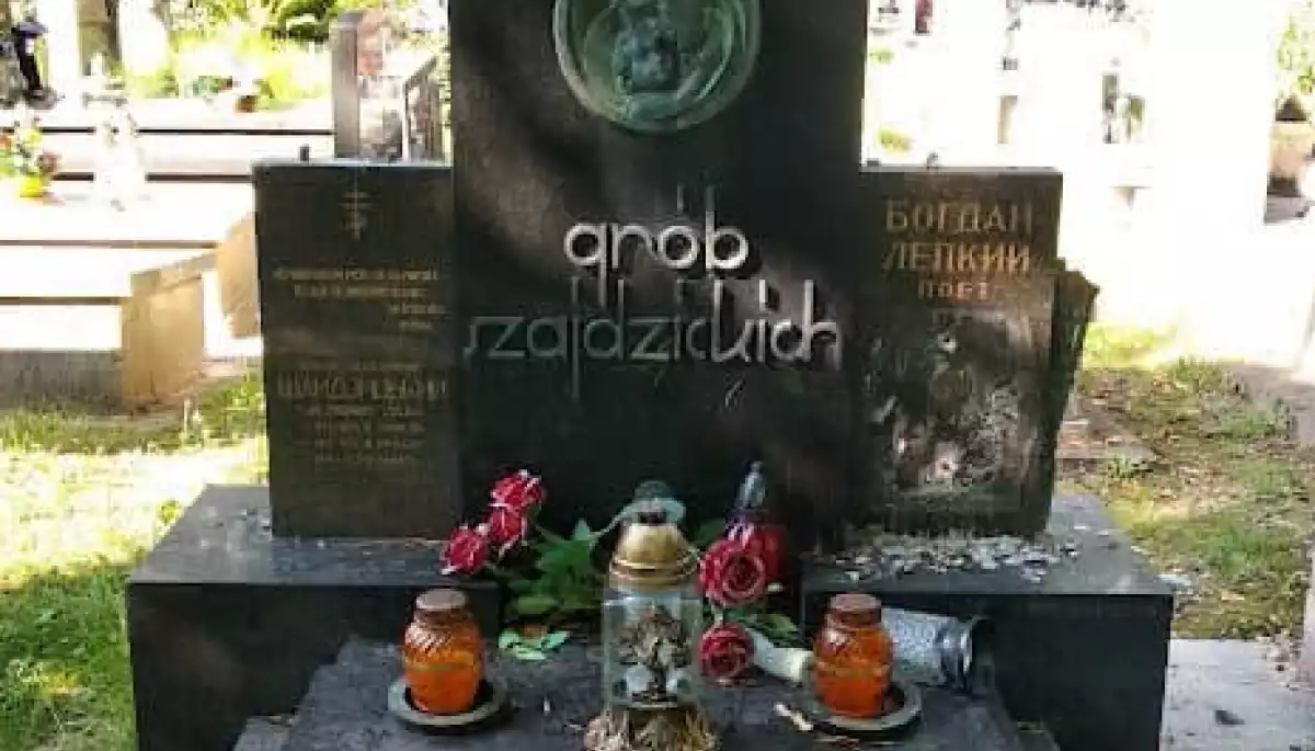 У Польщі вандали пошкодили могилу українського письменника