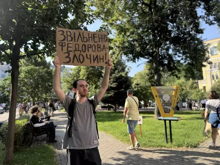 У Києві та інших містах розпочались акції протесту проти звільнення Михайла Федорова з посади міністра оборони (ФОТО)