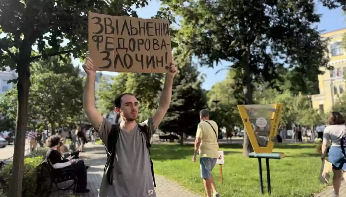 У Києві та інших містах розпочались акції протесту проти звільнення Михайла Федорова з посади міністра оборони (ФОТО)