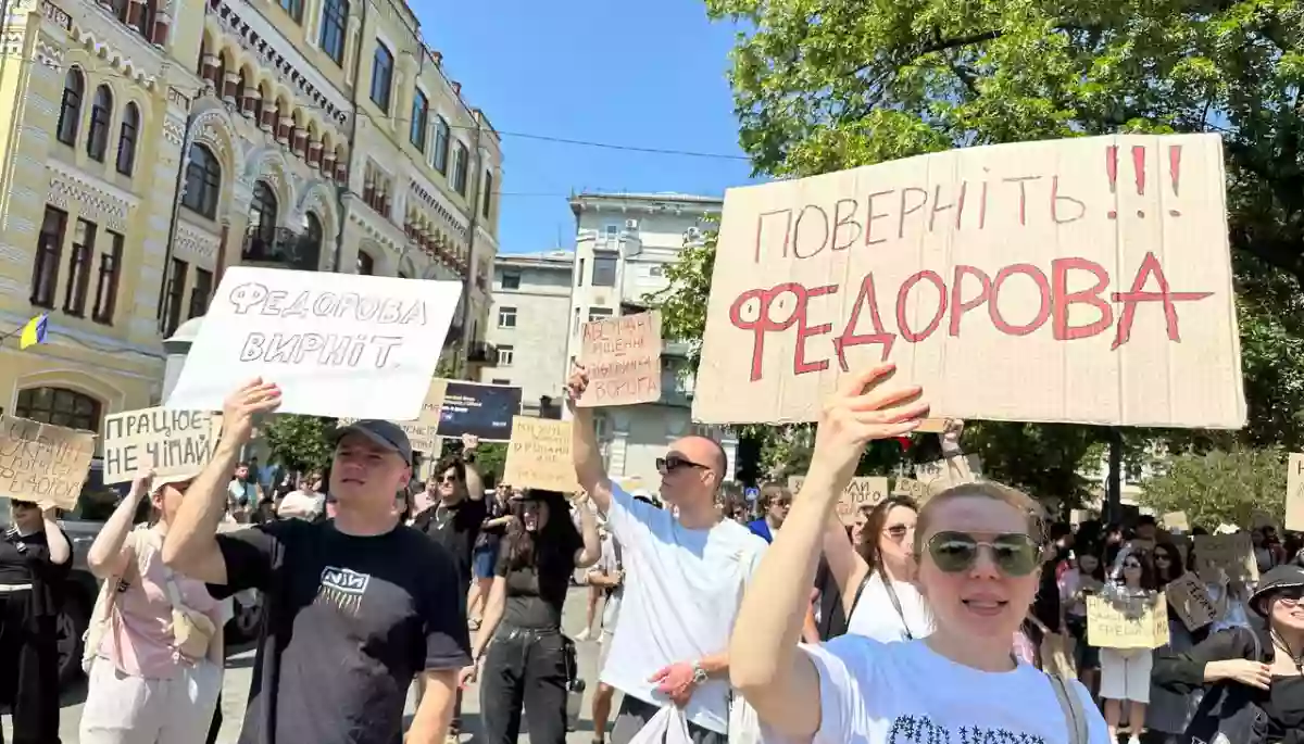 Стерненко написав, що військовим заборонили брати участь у протестах і спілкуватися з медіа. У ЗСУ спростували