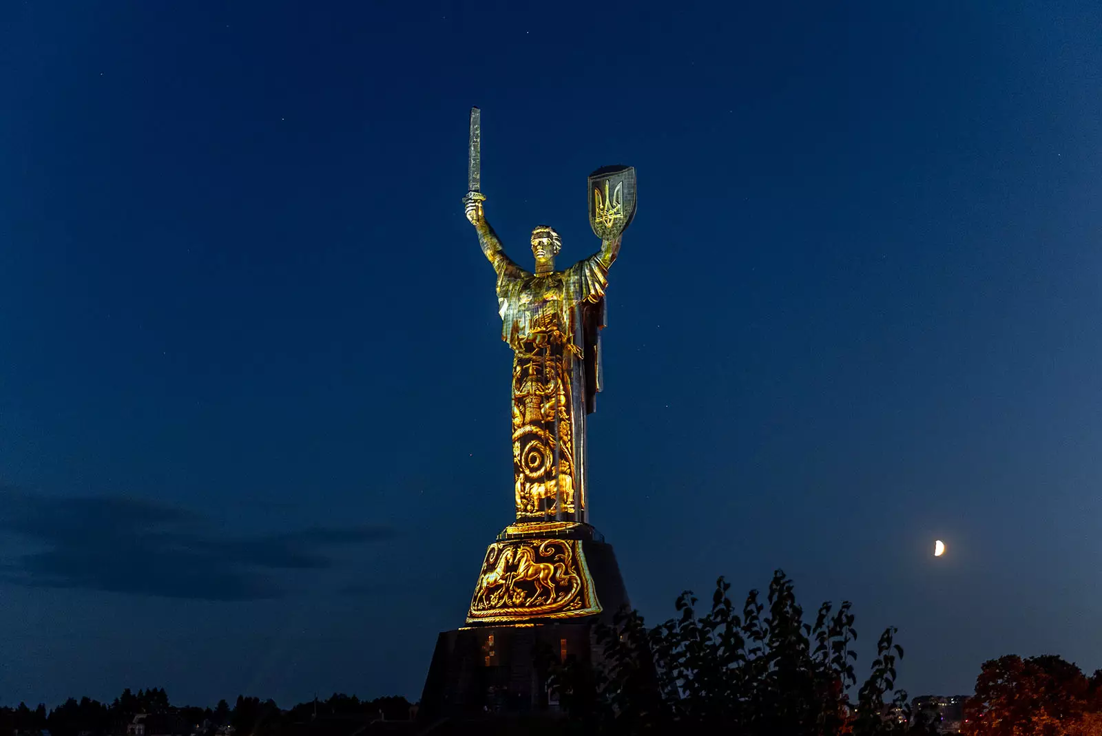 «Майбутнє памʼятає»: на монументі «Батьківщина-Мати» запустили світлову арт-інсталяцію до Дня Незалежності