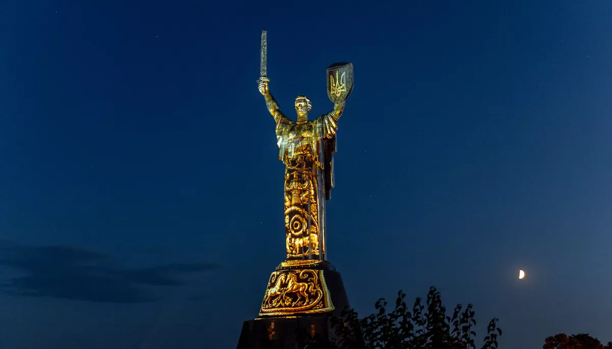 «Майбутнє памʼятає»: на монументі «Батьківщина-Мати» запустили світлову арт-інсталяцію до Дня Незалежності