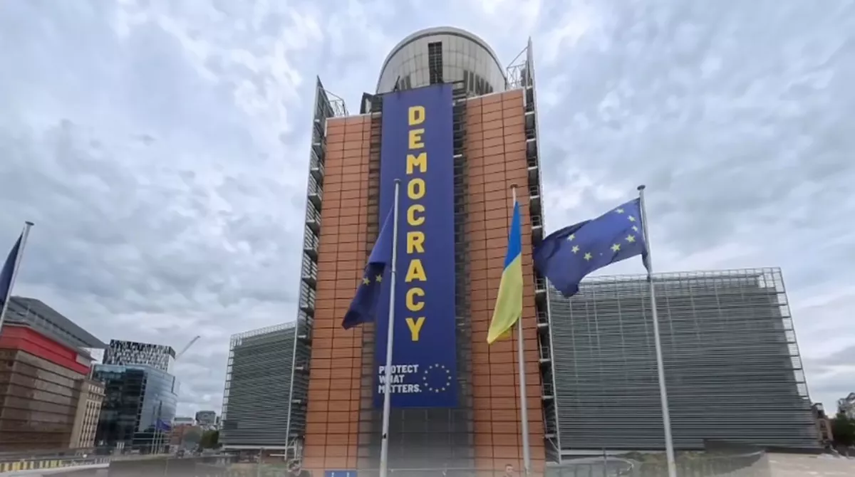 У Брюсселі біля Єврокомісії замайорів прапор України