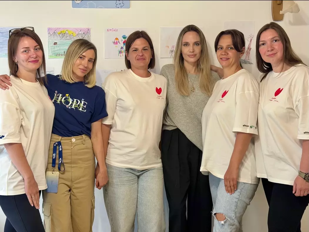 Анджеліна Джолі розповіла про поїздку до Харкова та дітей, які через обстріли навчаються під землею
