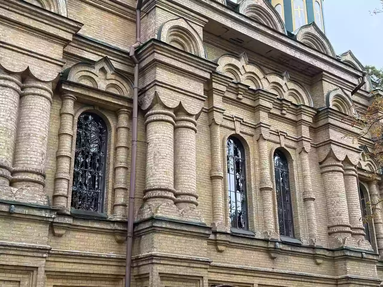 У Києві через російську атаку постраждав Свято-Покровський храм