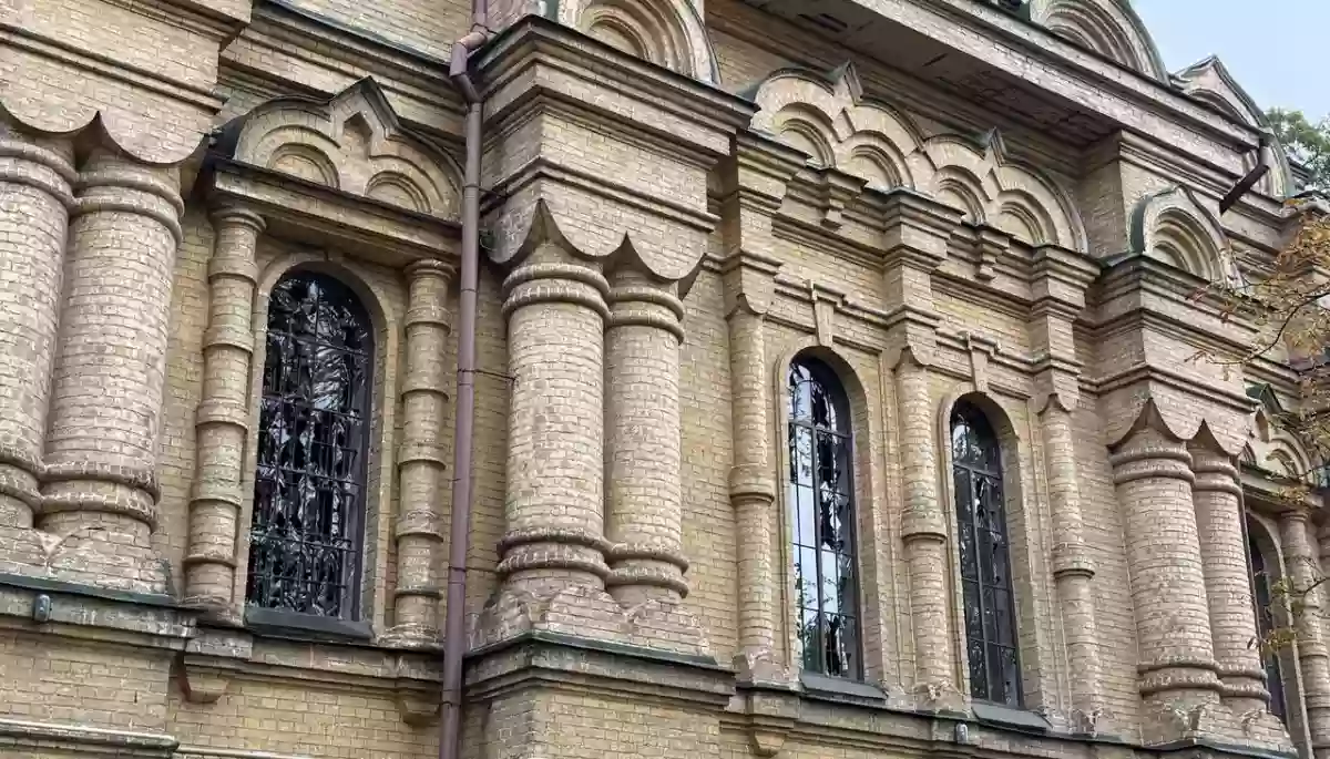 У Києві через російську атаку постраждав Свято-Покровський храм