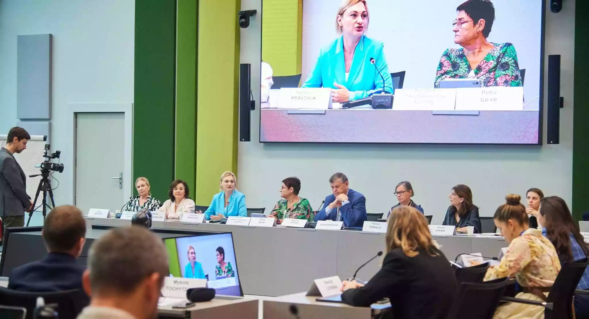 У ПАРЄ вшанували памʼять загиблої в російському полоні журналістки Вікторії Рощиної