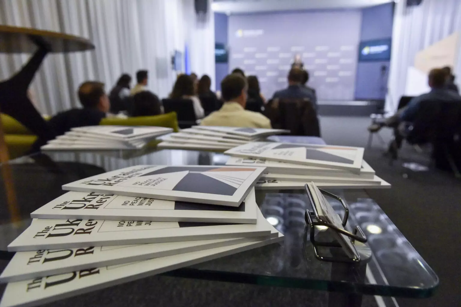 У Києві презентували англомовний журнал The Ukrainian Review про становище українців в російському полоні