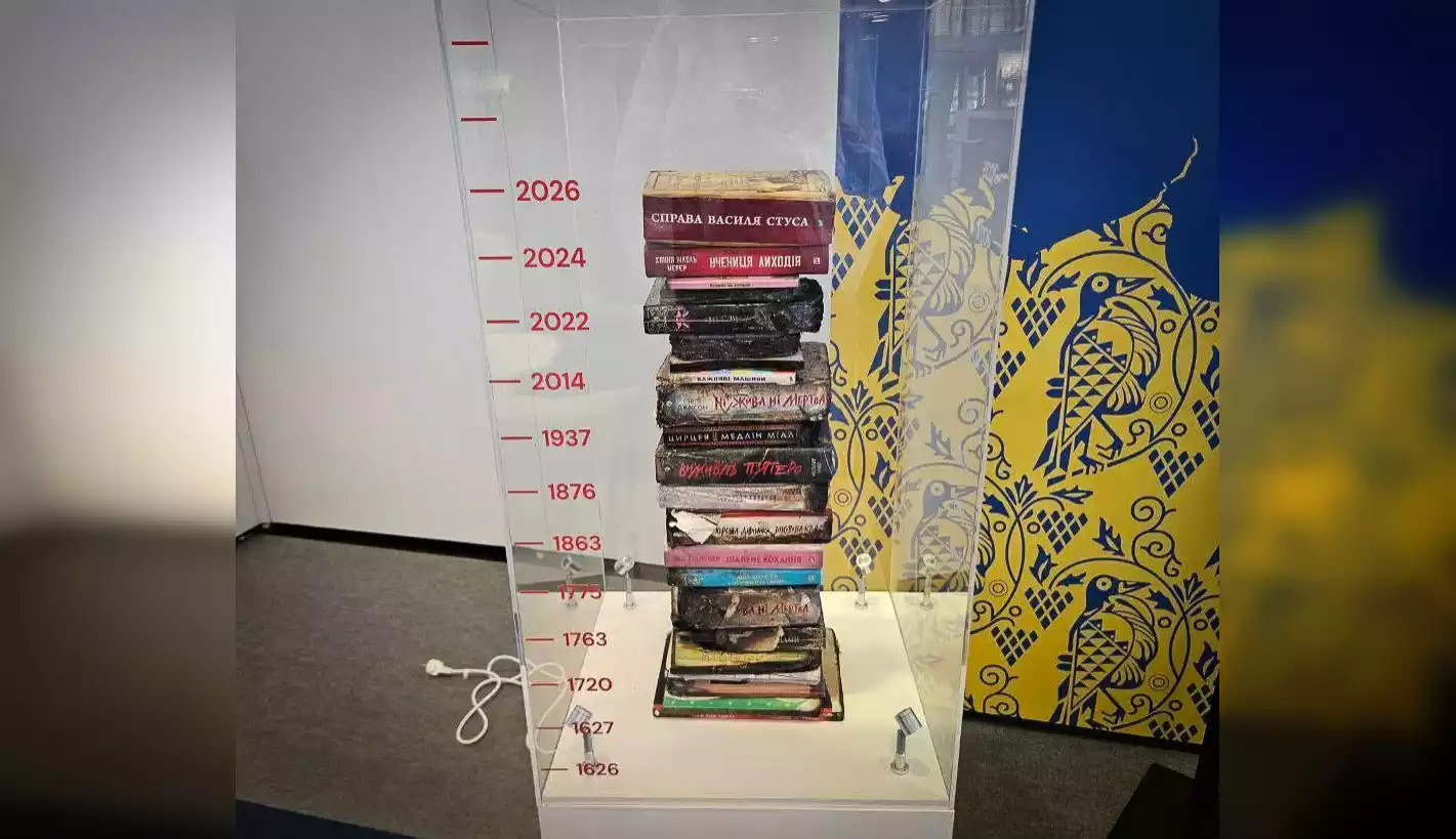 На Франкфуртському книжковому ярмарку представили інсталяцію з книжок, уцілілих після атаки по &laquo;Ранку&raquo;